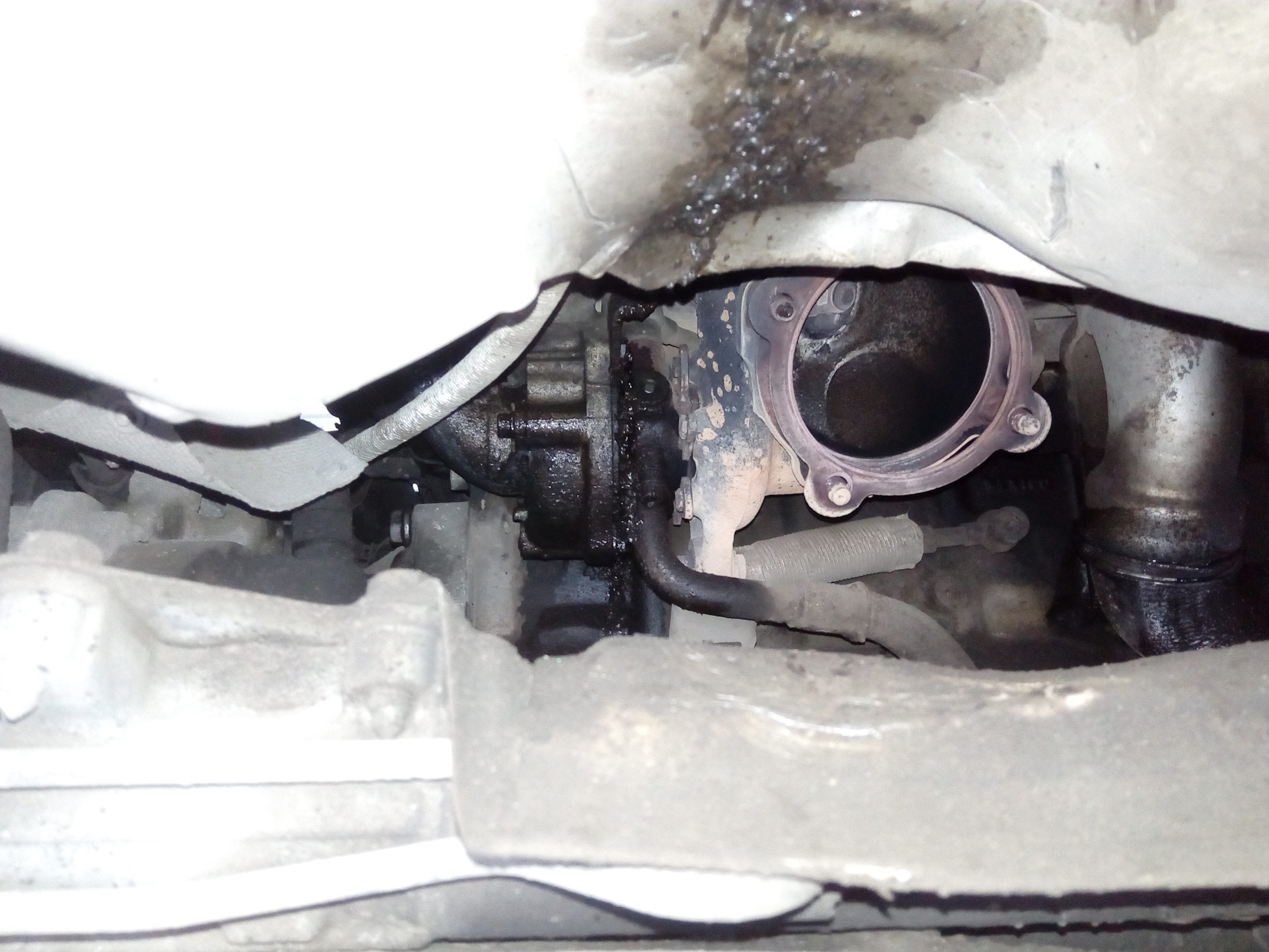 Течь масла в турбине. 0 дизель 2008. Дребезг штока актуатора турбины tsi 1. Патрубки турбины 3. Прокладка турбины vivaro 2.