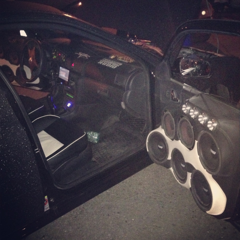 Перетяжка торпеды в эко кожу с вышивкой студии Медведь — Skoda Octavia ...