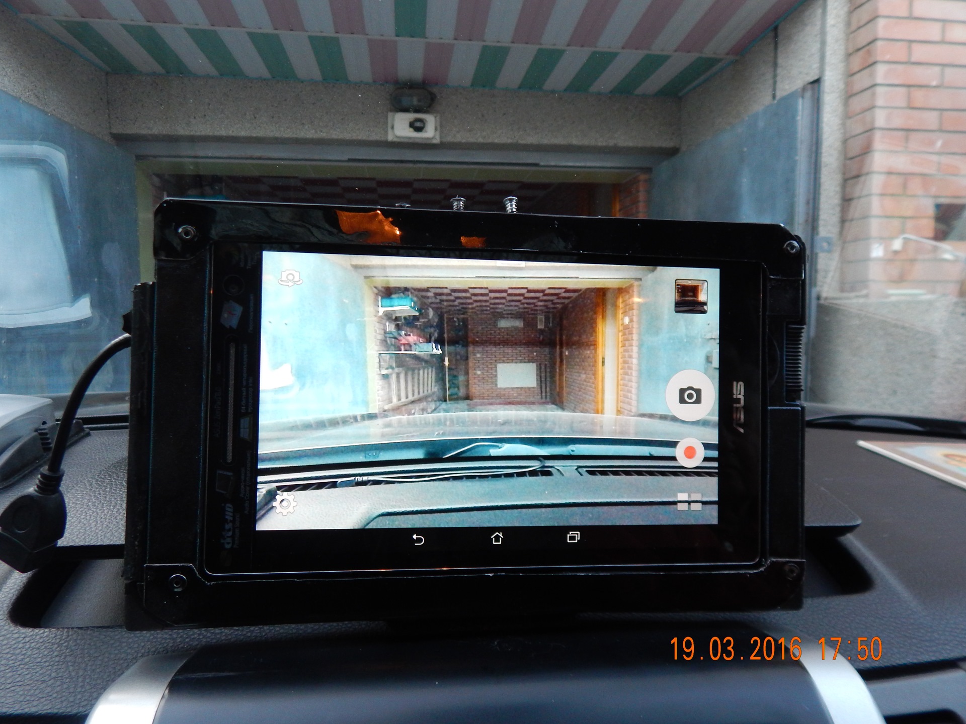 Камеры с выдвижным экраном. Sony 6000 выдвижной экран. Выдвижной автомобильный монитор в Ланос. Автомобильный монитор Supra SMT-8040.