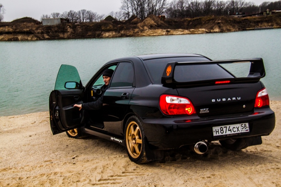 Subaru Impreza WRX STI ночью