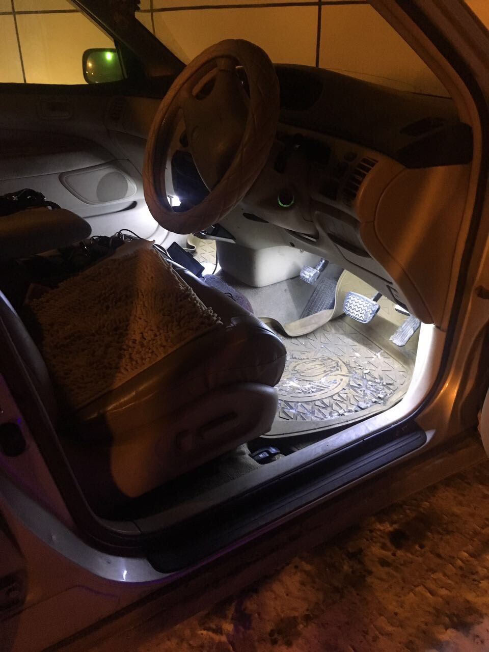 Подсветка в ноги — Toyota Vista (50), 2 л, 1998 года | аксессуары | DRIVE2