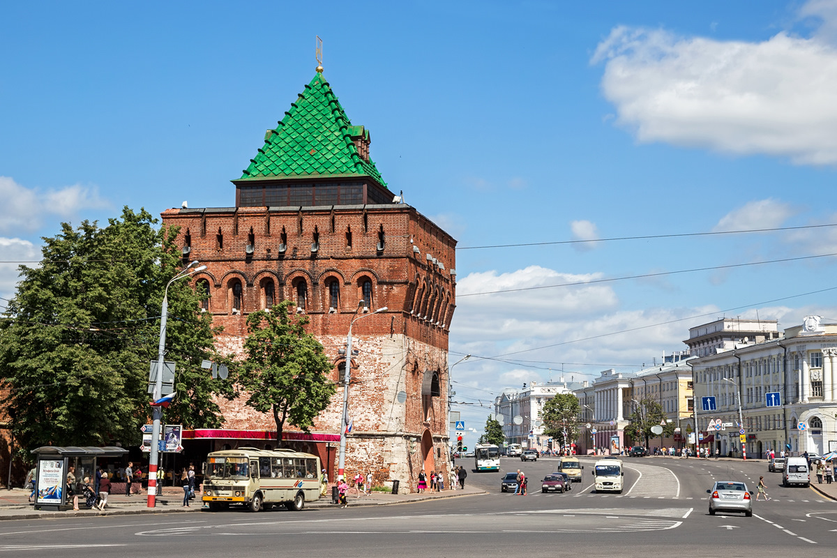 Новгород 6. Нижний Новгород Дмитриевская башня. Нижегородский Кремль Нижний Новгород Дмитриевская башня. Дмитриевская башня Кремля. Нижегородский Кремль Дмитриевская башня площадь Минина.