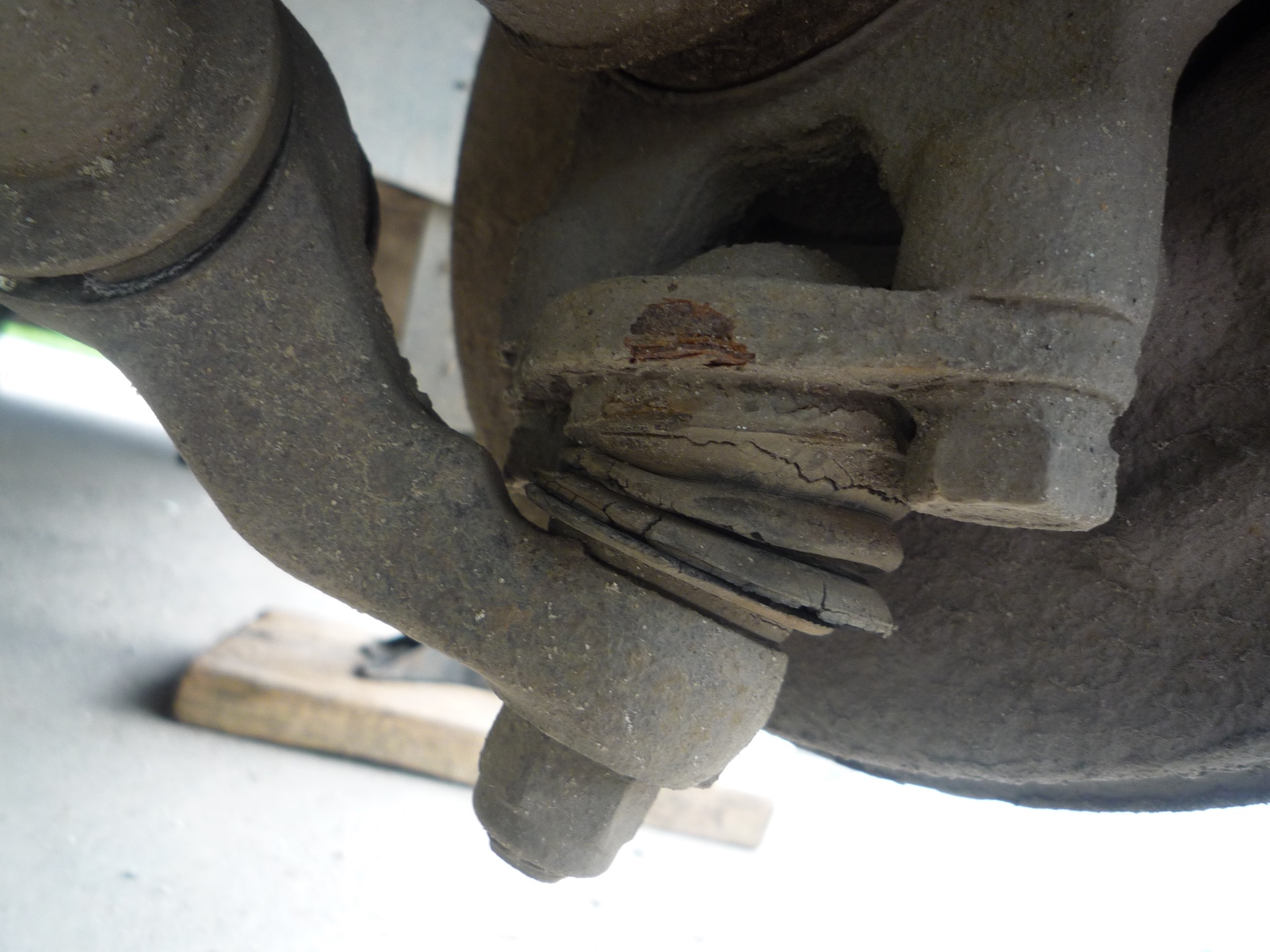 Сломалась шаровая опора. Неисправная шаровая опора. Ремкомплект шаровой опоры ваз. Изношенная шаровая опора. Опрессовка шаровых опор.