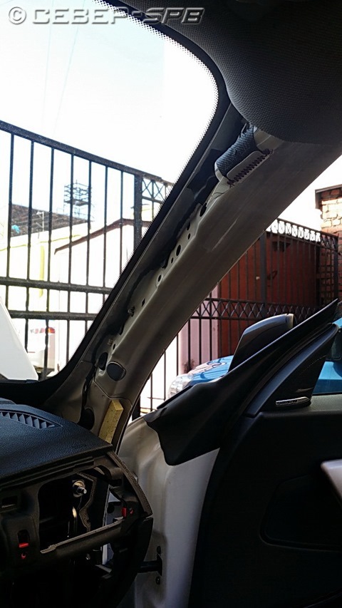 снимаем правую стойку, там пойдут провода от светодиода, сначала отщелкнуть клипсы, отодвинуть на сантиметр вбок, потом потянуть вверх — BMW 1 series (F21)