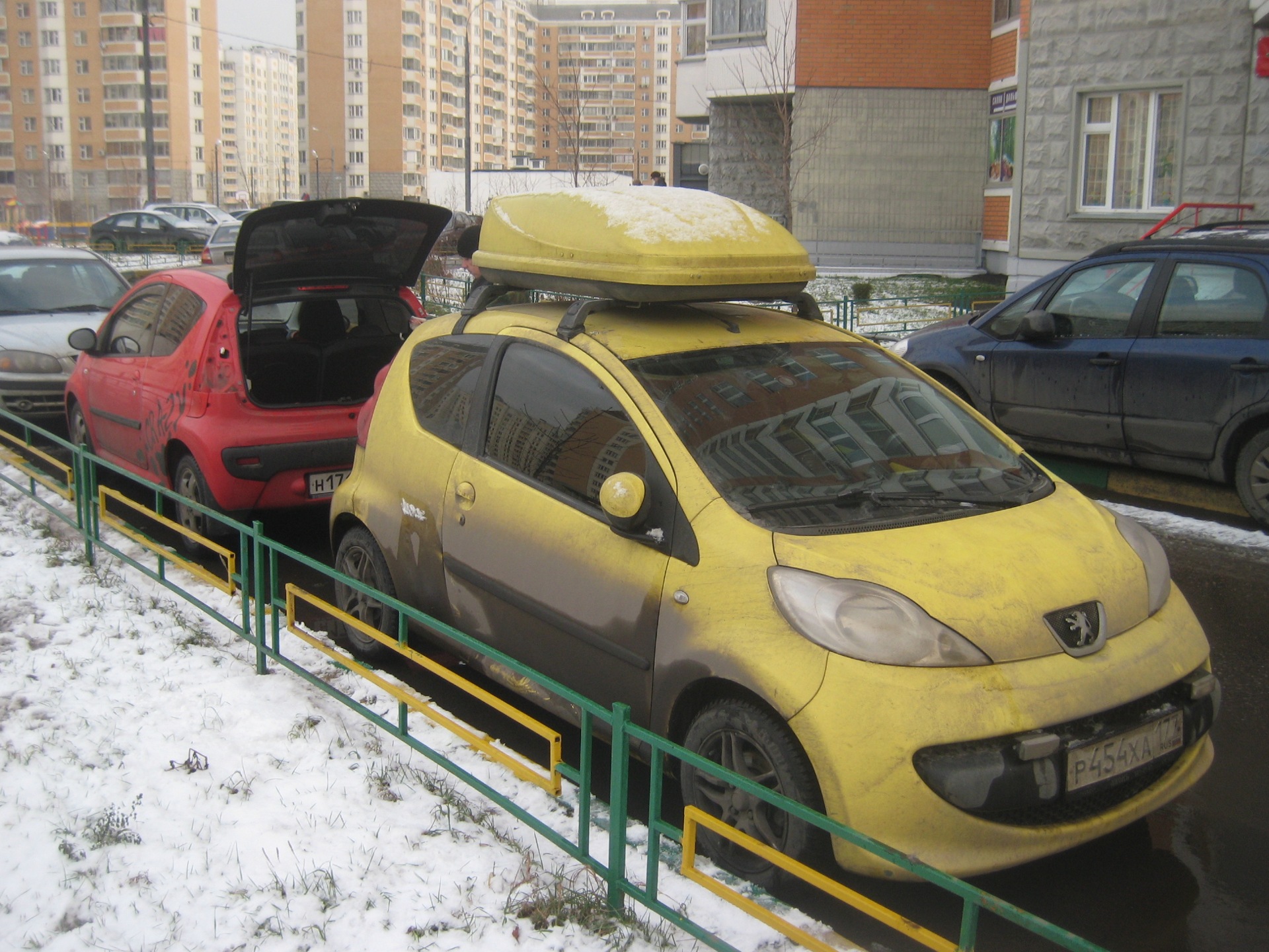 Ход пежо. Пежо 107 фонарь заднего хода. Пежо 107 задний ход. Peugeot 107 с прицепом. Эвакуатор Пежо 107.