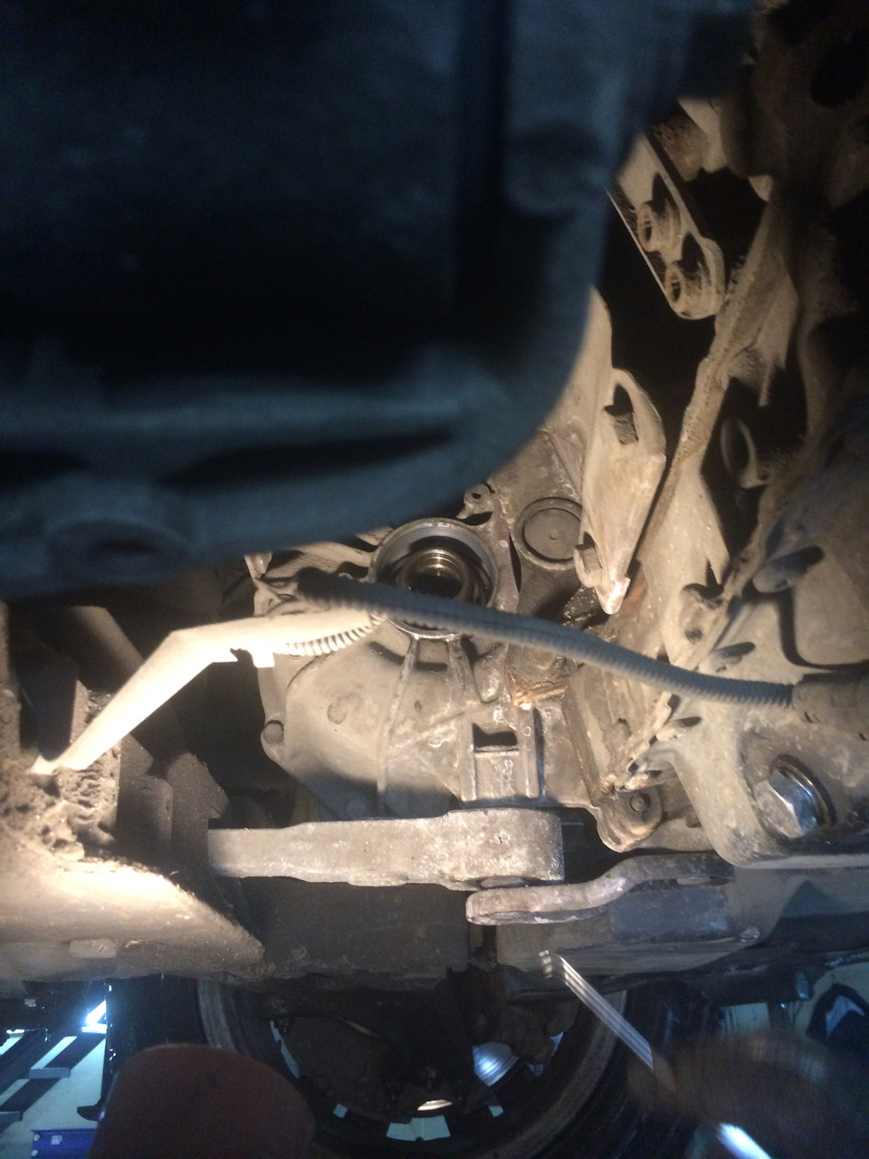 Сальник привода коробки + нежданчик — Volkswagen Passat B6, 1,8 л, 2008 ...