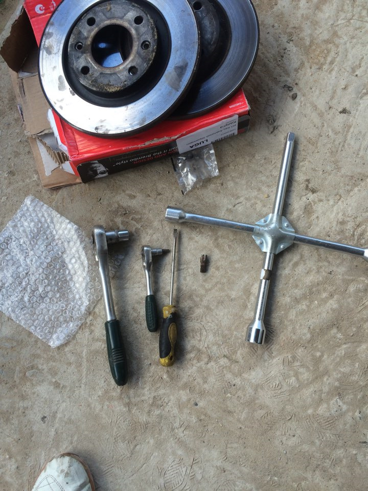 Замена тормозных дисков и воздушного фильтра — Peugeot 301 (2012), 1,2 ...