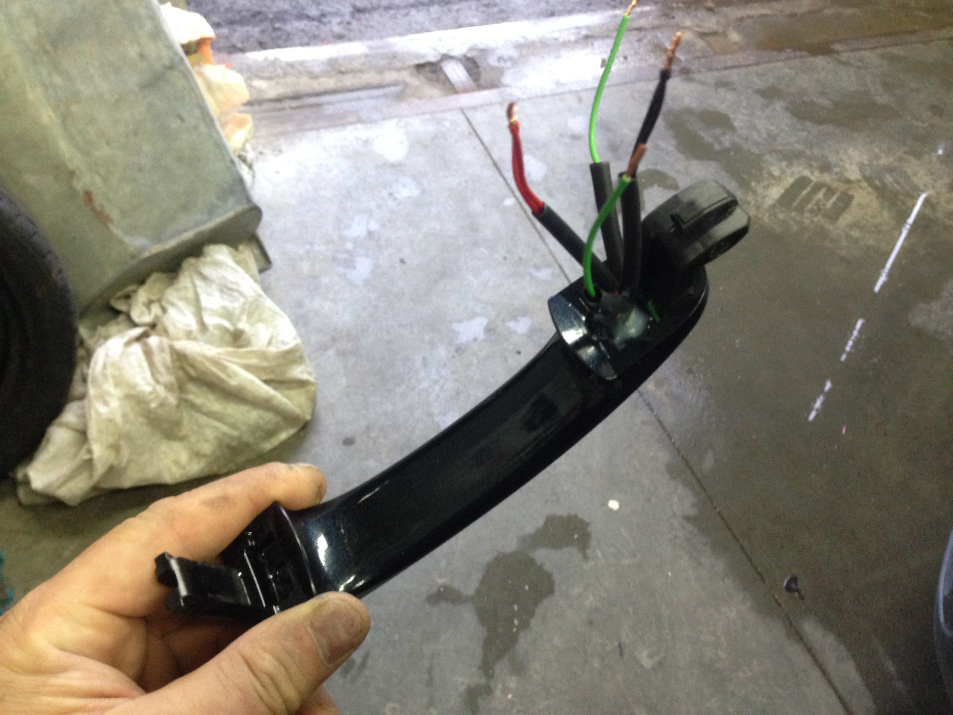 Дверная ручка mercedes t2 alt. Сенсор в ручку двери. Сенсор в ручки дастер. Емкостной сенсор ручки двери. Ручка с сенсором туарег.