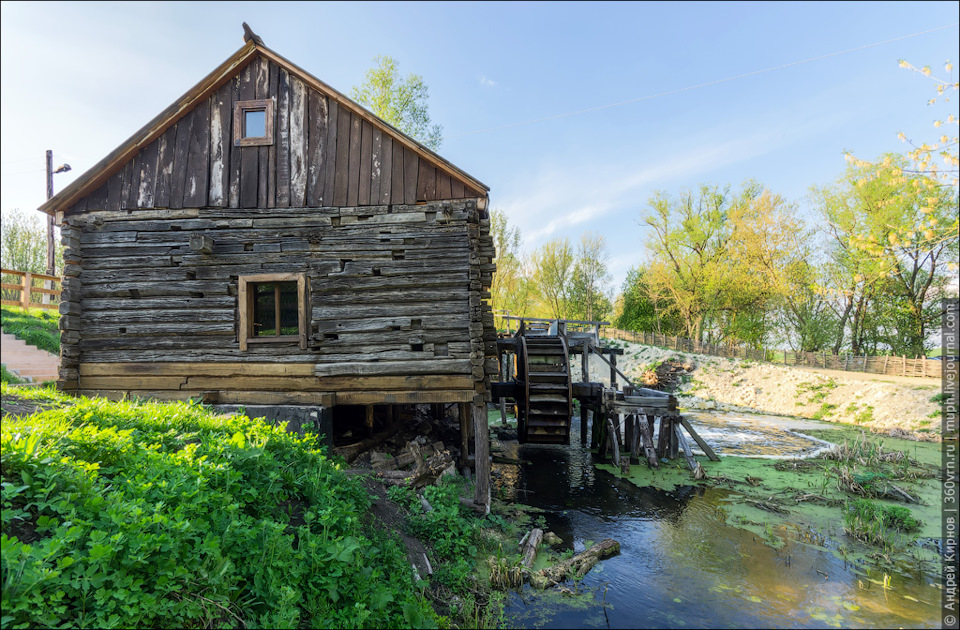 водяная мельница в красниково история. b7917c1s 960. водяная мельница в красниково история фото. водяная мельница в красниково история-b7917c1s 960. картинка водяная мельница в красниково история. картинка b7917c1s 960. В моем блоге уже немало фоторассказов о самых разнообразных мельницах, но водяных среди них не так уж и много. Поэтому сегодняшний пост как раз о такой. Мельница находится на окраине села Красниково Курской области на речке Нагольненский Колодезь. Кстати, в сети эту речушку сплошь и рядом называют Крюком (реже — Ручей Широкий). Предположу, что это, скорее всего, устаревший местный гидроним, так как на всех картах река называется именно Нагольненский Колодезь либо Нагольненский Колодец. Кроме того, курские СМИ растиражировали версию о том, что это единственная сохранившаяся мельница подобного типа в Черноземье, но это тоже не верно. водяная мельница в красниково история. b7917c1s 960. водяная мельница в красниково история фото. водяная мельница в красниково история-b7917c1s 960. картинка водяная мельница в красниково история. картинка b7917c1s 960. В моем блоге уже немало фоторассказов о самых разнообразных мельницах, но водяных среди них не так уж и много. Поэтому сегодняшний пост как раз о такой. Мельница находится на окраине села Красниково Курской области на речке Нагольненский Колодезь. Кстати, в сети эту речушку сплошь и рядом называют Крюком (реже — Ручей Широкий). Предположу, что это, скорее всего, устаревший местный гидроним, так как на всех картах река называется именно Нагольненский Колодезь либо Нагольненский Колодец. Кроме того, курские СМИ растиражировали версию о том, что это единственная сохранившаяся мельница подобного типа в Черноземье, но это тоже не верно.