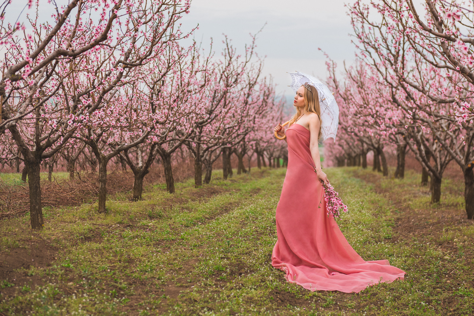 Фотосессия в персиковом саду Крым