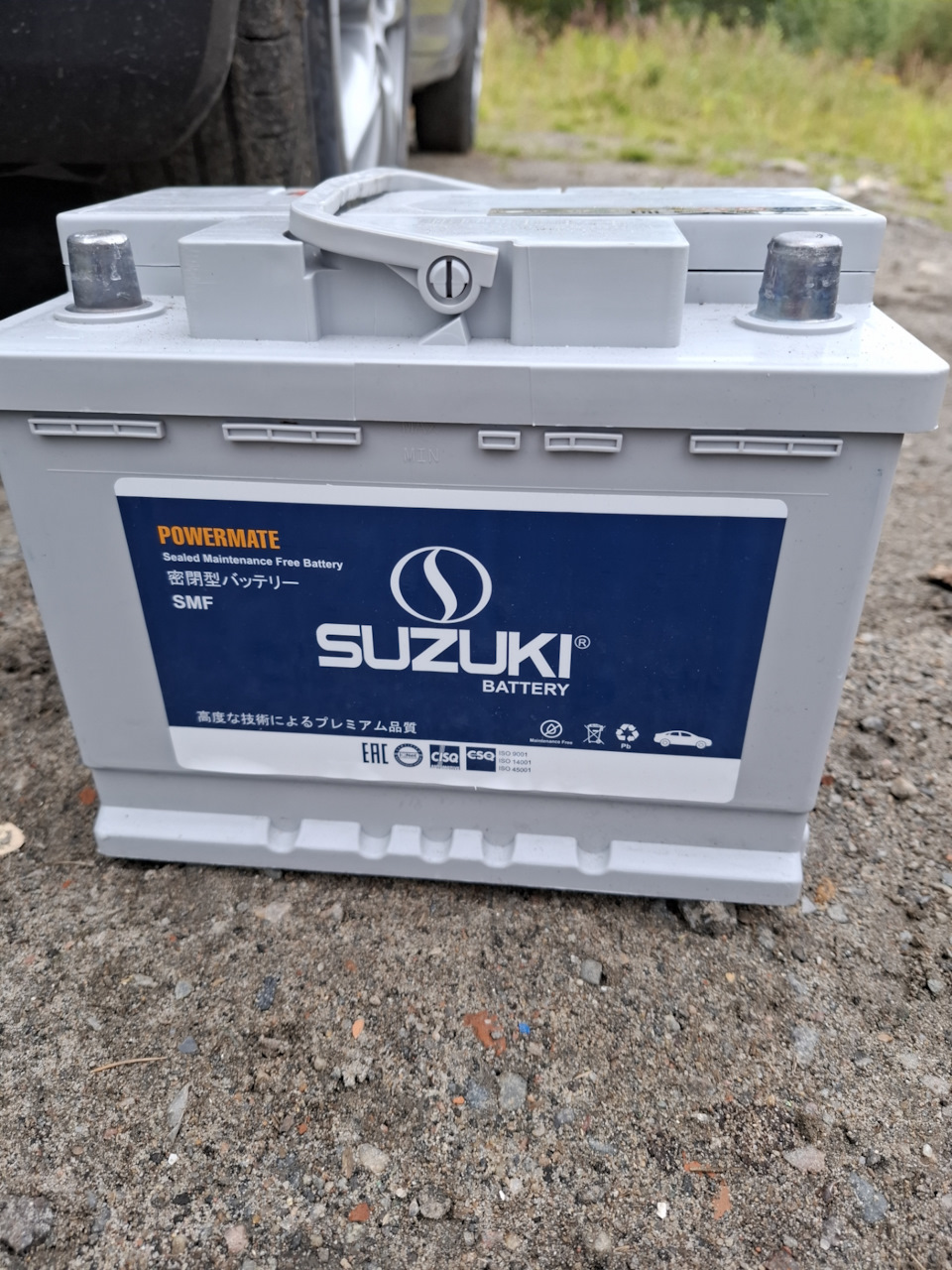 Поехал в магазин, выбор сейчас не сильно большой. В основном наши и белорусские, ну и по мелочам немного корейских, иранских и турецкие.Наши я сразу убрал из мысли брать связывался уже и больше не охото, Беларусь тоже не решился, выбор пал на оригинал корейский взять, была одна батарея которая подходила мне, но тут беда с одной стороны была хорошая вмятина и тоже выбор отпал, ну и оставался мулту и сузуки из более менее нормальных. Не знаю почему, но остановился на сузуки, акб давненько не покупал, последний раз покупал при покупке сида и тогда брал бош за 5000, а сейчас за 10000 — KIA Ceed (1G)