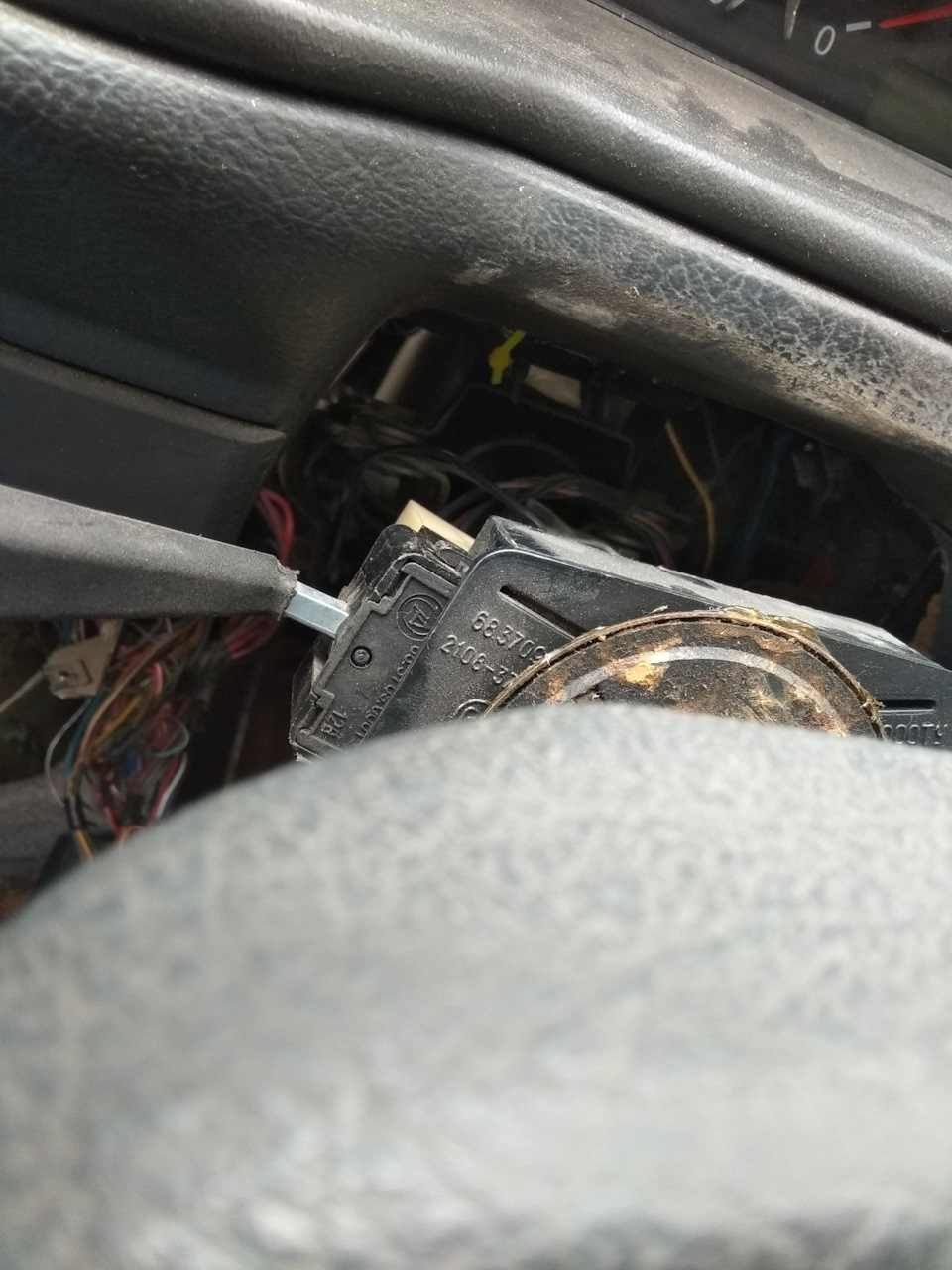 Осмотр выявил, что фиксаторы выключателя, легли отдохнуть. — Lada 2120 Надежда