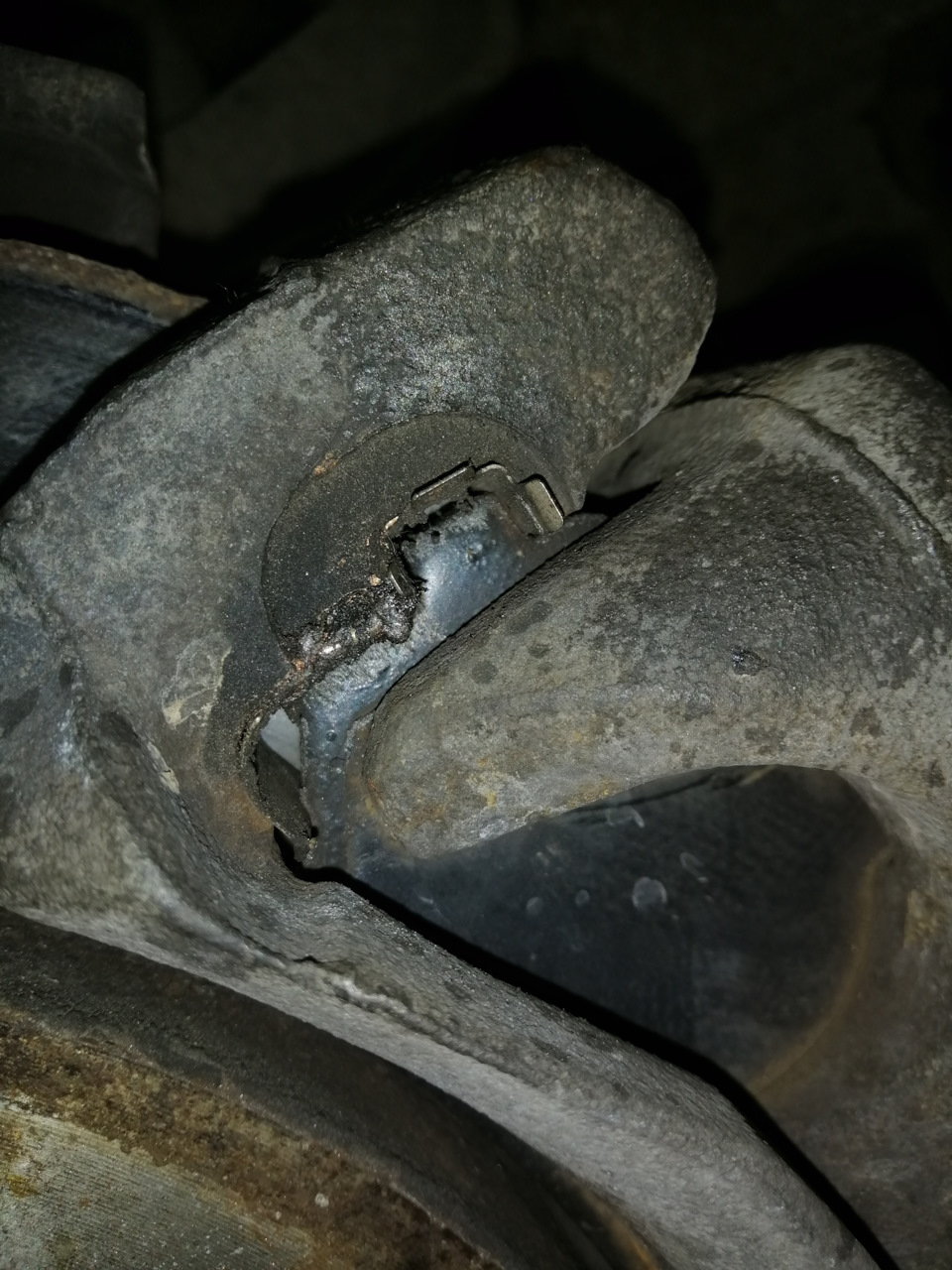 сигнал спущенных шин. заднее колесо скребет при движении. скрип заднего колеса при движении приора. резиновый скрип переднее колесо камри 50. скрип при начале движения солярис.