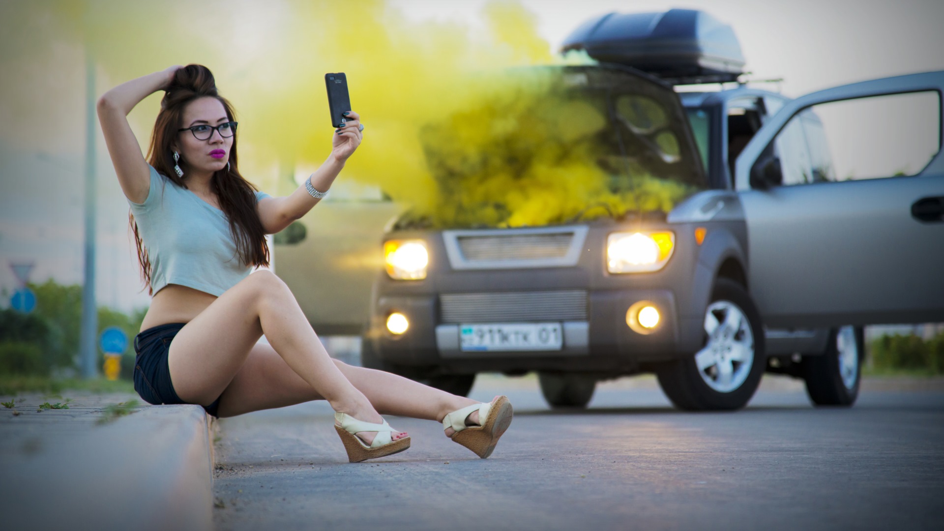 Фотосессия с дымовой шашкой девушка и машины