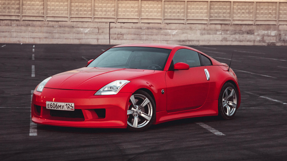 Nissan 350z черно красные