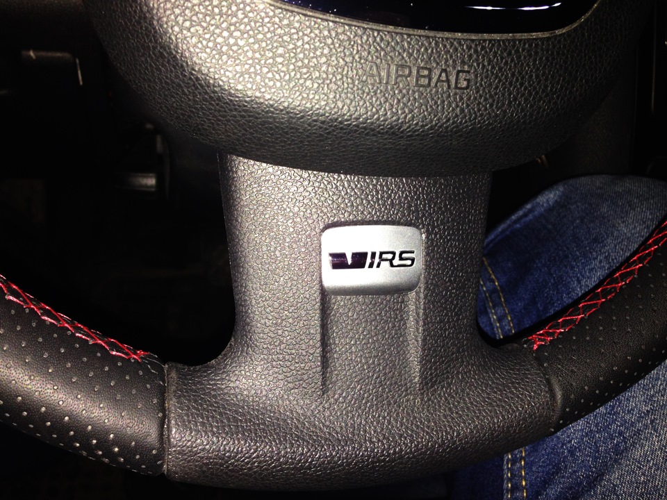 Шильдик на руль. Шильдик VRS на руль. Руль Skoda Octavia VRS. Шильдик RS Skoda.