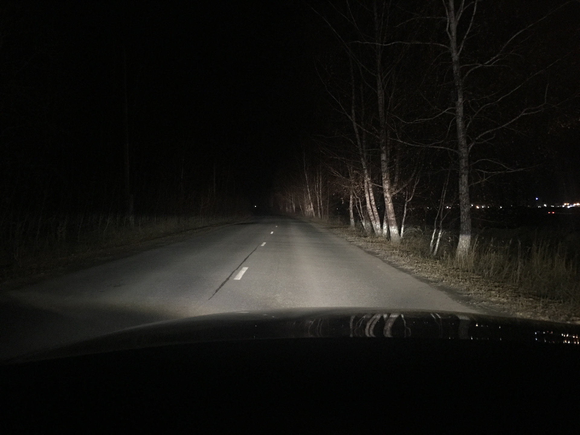Дальний свет отзывы. Свет фар на дороге. Дальний свет. Встречные фары ночью. Фары на встречке.