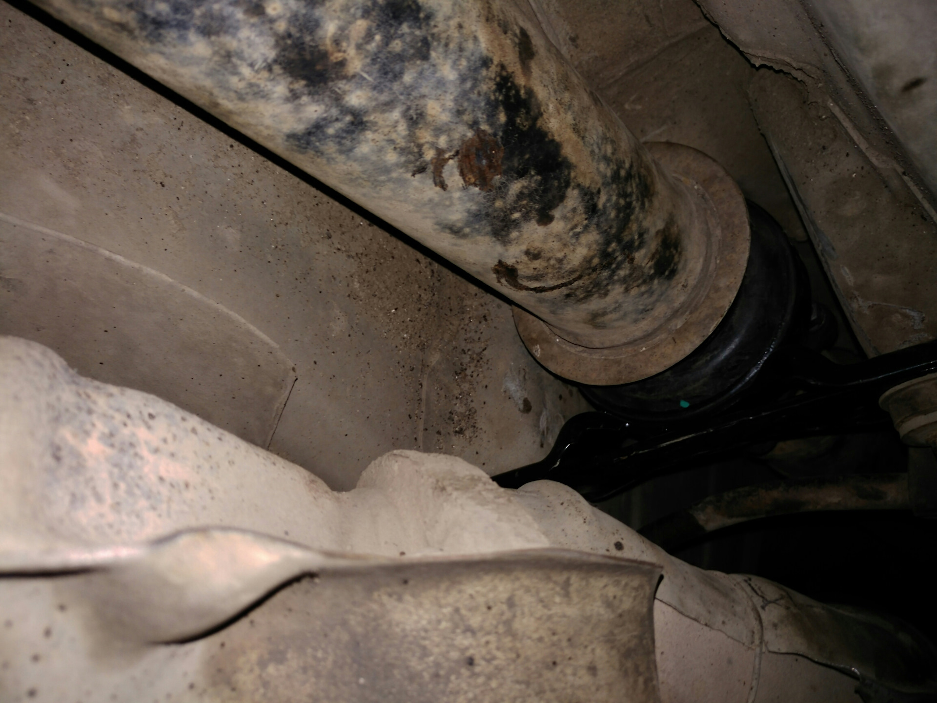 Подушка кардана подвесная и тяга поперечная — Toyota Mark II (90), 2 л ...