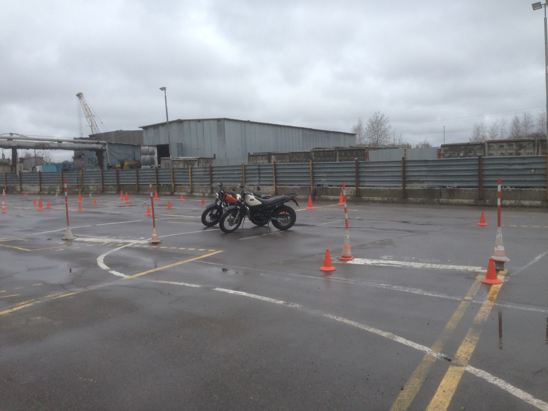 Экзамен гибдд мотоцикл площадка. Схема площадки для сдачи на категорию а. Упражнения для сдачи экзамена на мотоцикле. Регламент сдачи экзамена на категорию а. Вождение категории а1 экзамен гибдд.