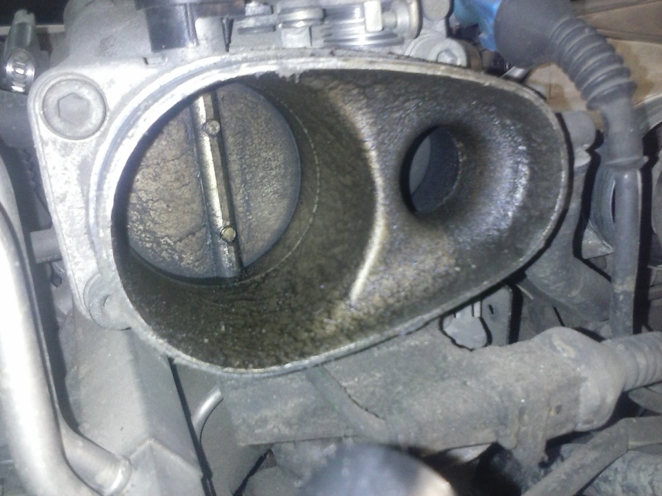 Поехал менять помпу и чистить дроссель — поменял сальник распредвала ...