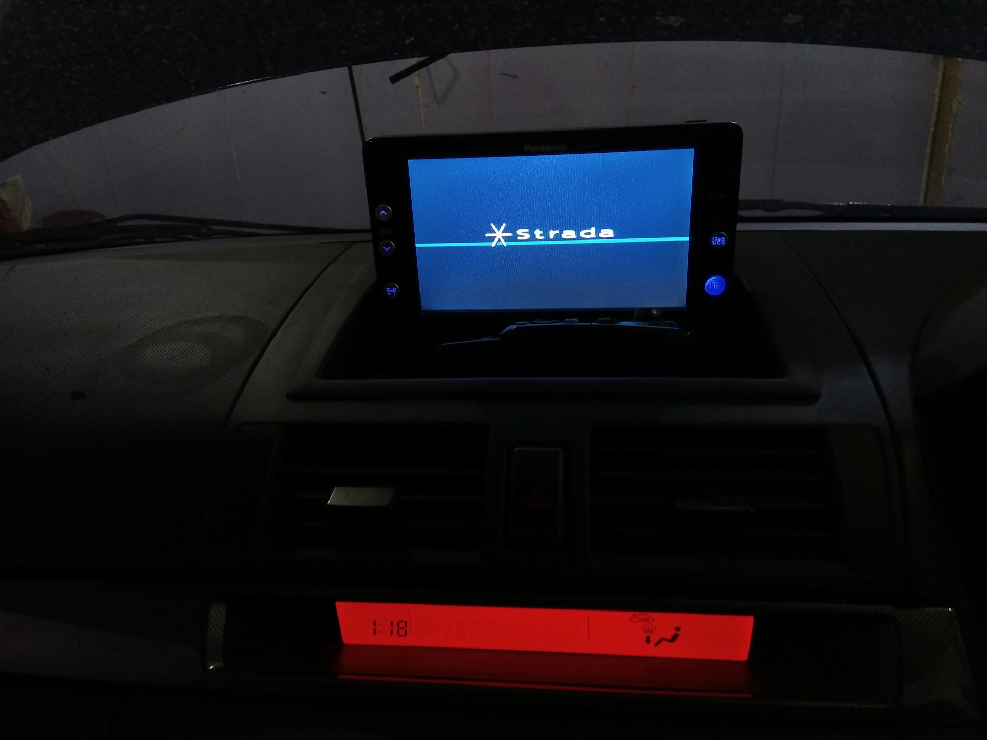 Экран вместо номера. Монитор Mazda 3 BK. Штатный монитор Pioneer Mazda 3 BK. Mazda 3 BK дисплей. Монитор для парктроников Мазда 3.