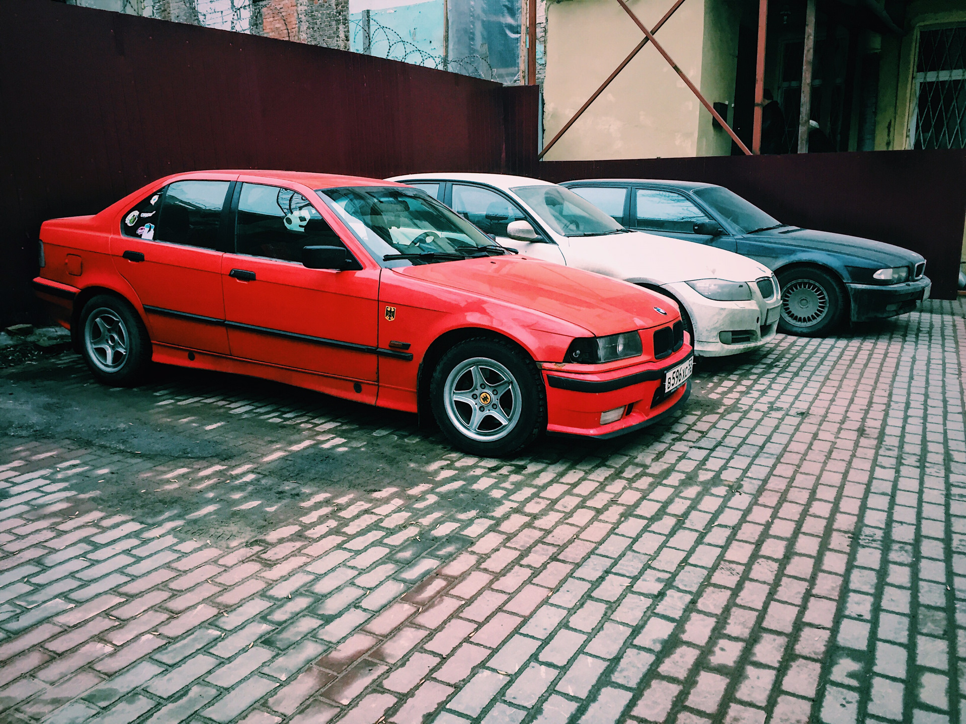 Бмв 95 года. БМВ е95. BMW 95 красная.