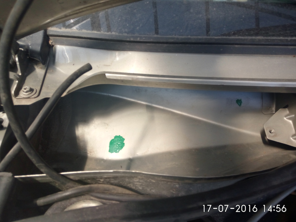 ржавчина от бочка омывайки — Lada Ларгус, 1,6 л, 2013 года | своими ...