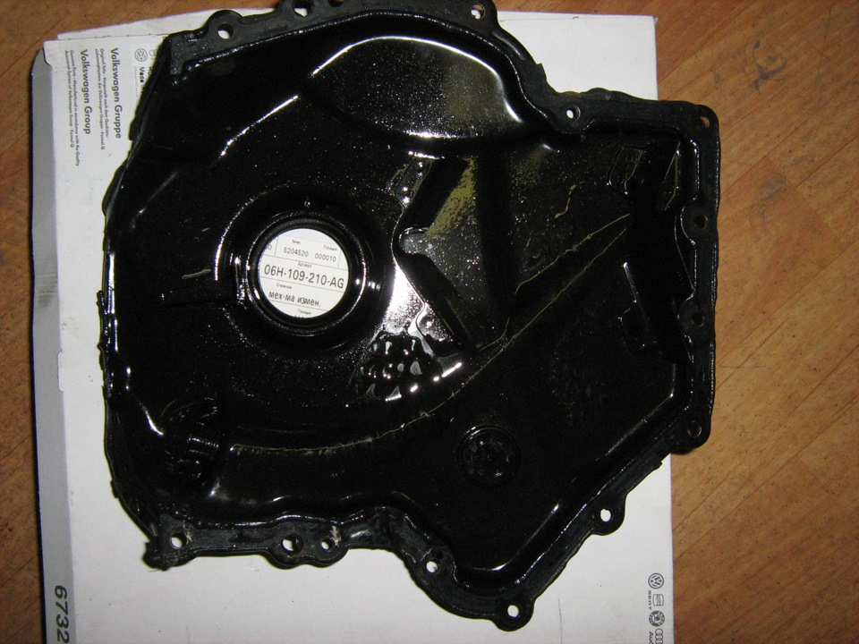 механизм коррекции фаз газораспределения или, как говорят в народе, крышка — Skoda Octavia A5 Mk2. Запчасти на фото: 06H109210AG