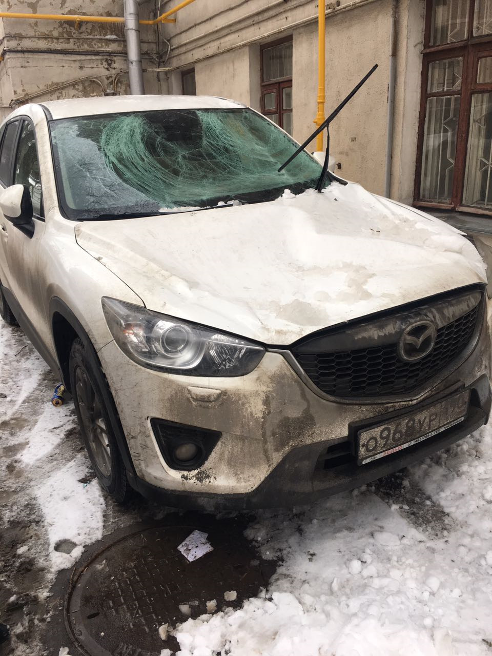 Снег со льдом упали с крыши дома — Mazda CX-5 (1G), 2 л, 2013 года | ДТП |  DRIVE2