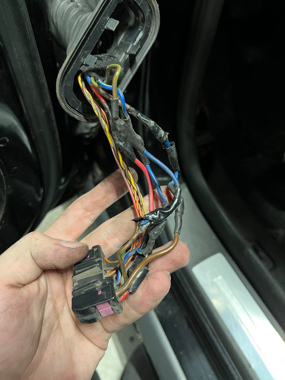 Реле противотуманных фар гольф 2. Провод тахометра subaru legacy. Прибор прозванивать провода в стене. Где найти провод. Прозвонка провода в стене.