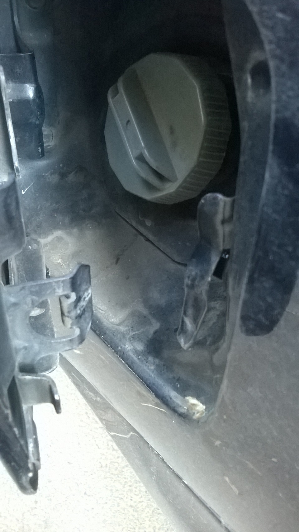 не закрывается крышка бензобака ;( — Mazda 323 V, 1,5 л, 1995 года ...