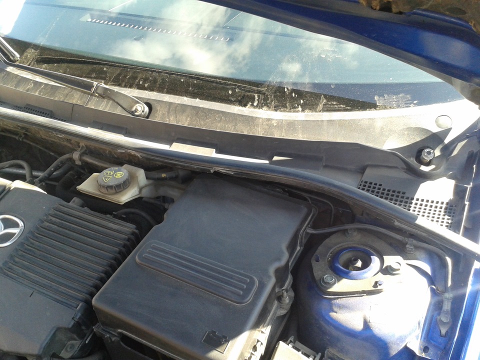 Покраска поводков дворников — Mazda 3 (1G) BK, 1,6 л, 2007 года ...