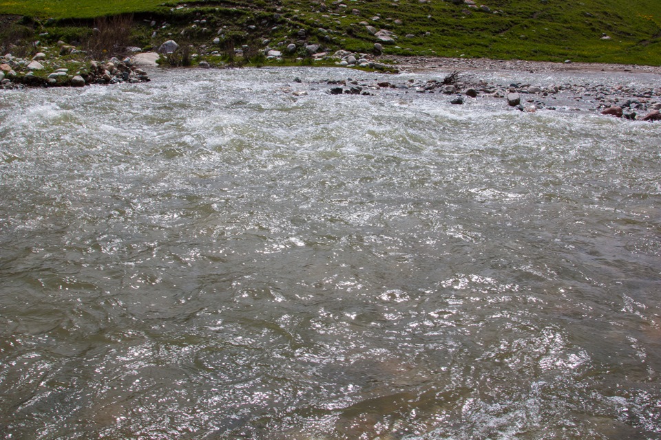 Далее нас ждал первый брод через Кескентерек основной приток реки Коксу. Тут я стукнул редуктор об камень. Глубоко — и камни сильные. — Mercedes-Benz G-Class (W460/W461)