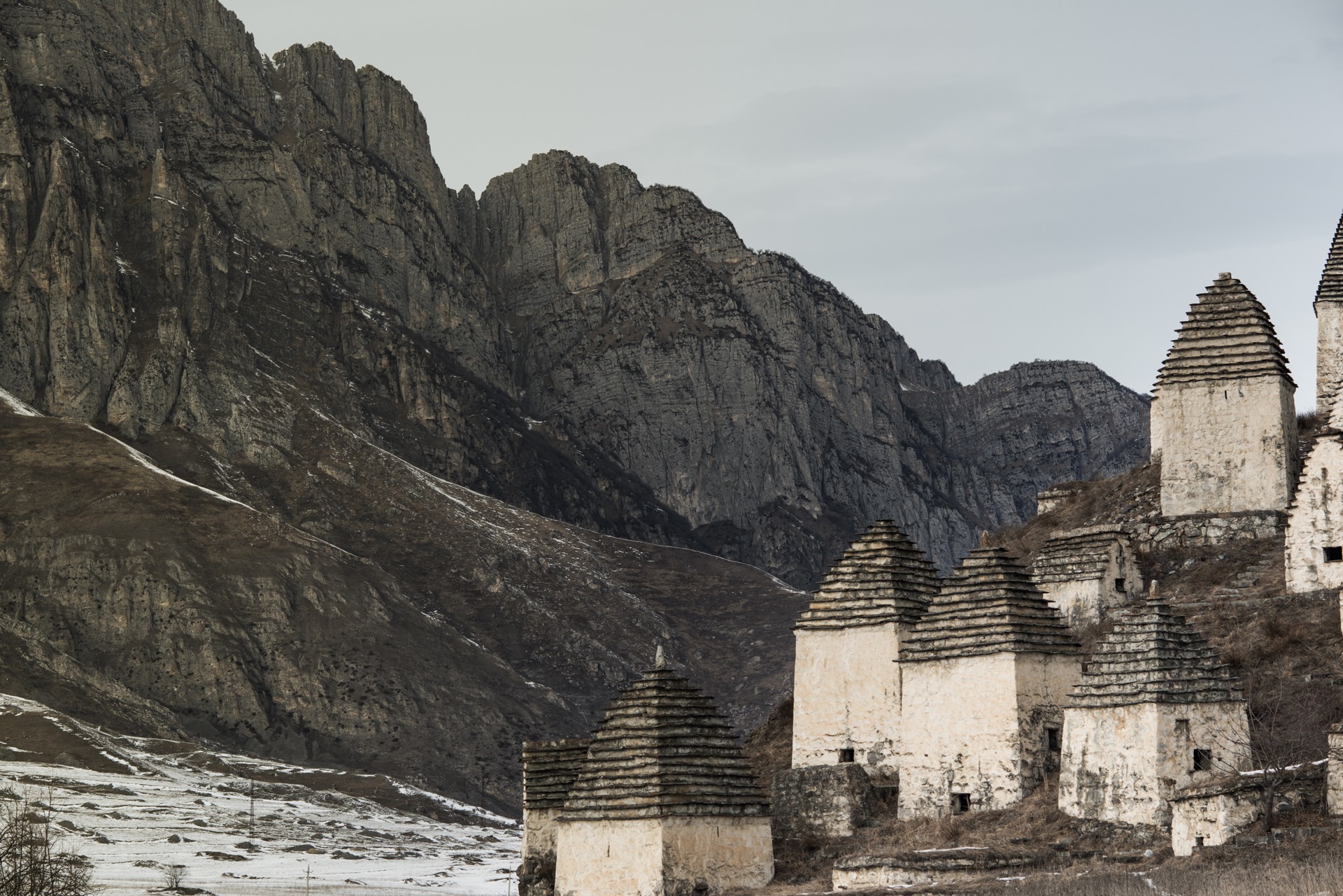 Даргавс город мертвых. Даргавс в северной осетии. Даргавс осень. Даргавс в северной осетии. Погода в даргавсе осетия.
