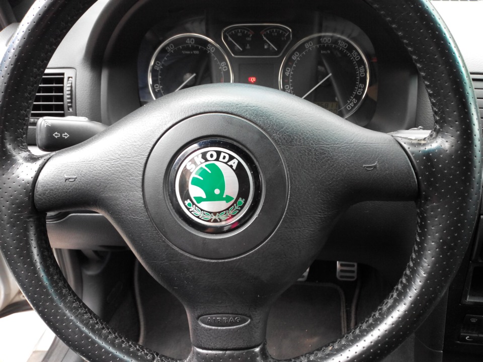 Как снять эмблему skoda с руля Логотип на руль - Skoda Octavia Combi A4 Mk1, 1,8 л, 2007 года аксессуары DRIVE2