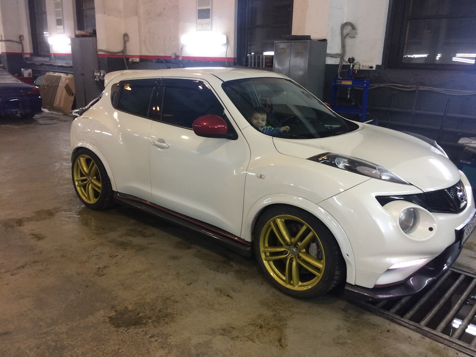 Красный Nissan Juke r18