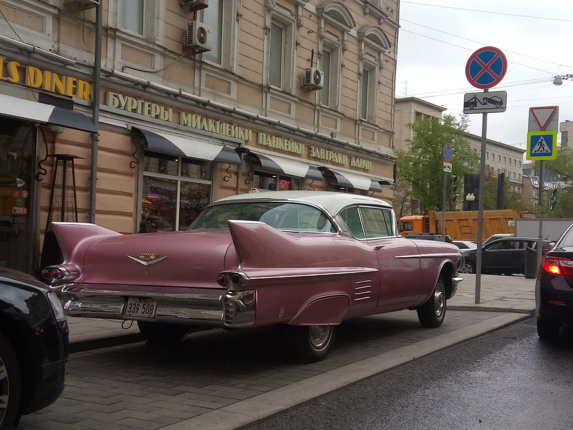 Автомобили на улицах москвы