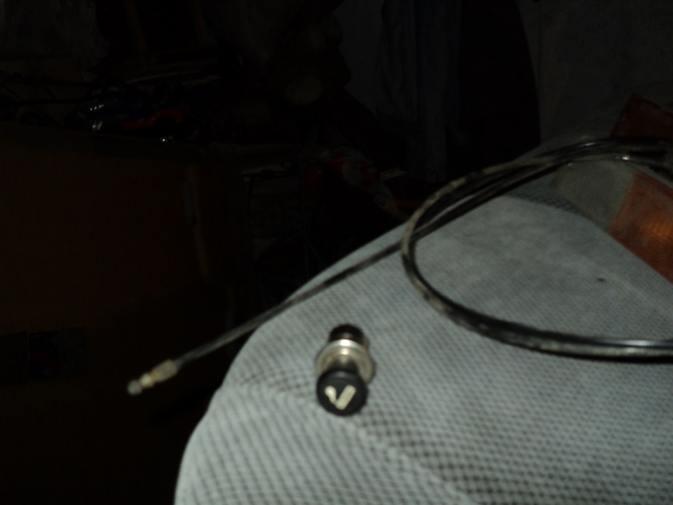 Трамблер и тросик открывания капота. — Mitsubishi Lancer III, 1,5 л ...