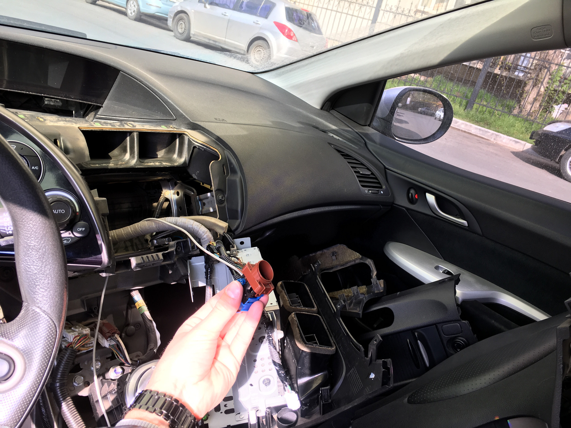 Замена лампочки в кнопке аварийки — Honda Civic Hatchback (8G), 1,4 л ...