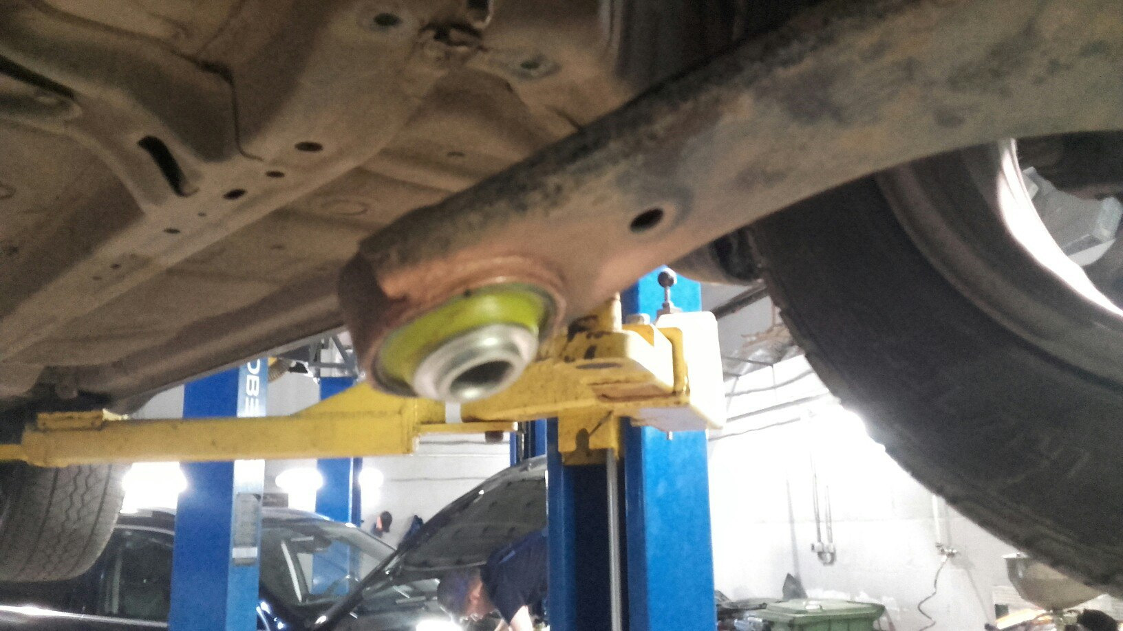 Замена с/б передних нижних рычагов — Subaru Forester (SH), 2,5 л, 2008 ...