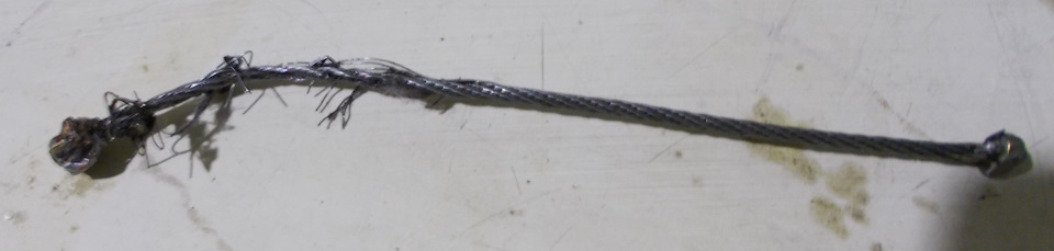 тросик включения задней передачи сильно распушился. Он уже самодельный — Renault Kangoo (1G)