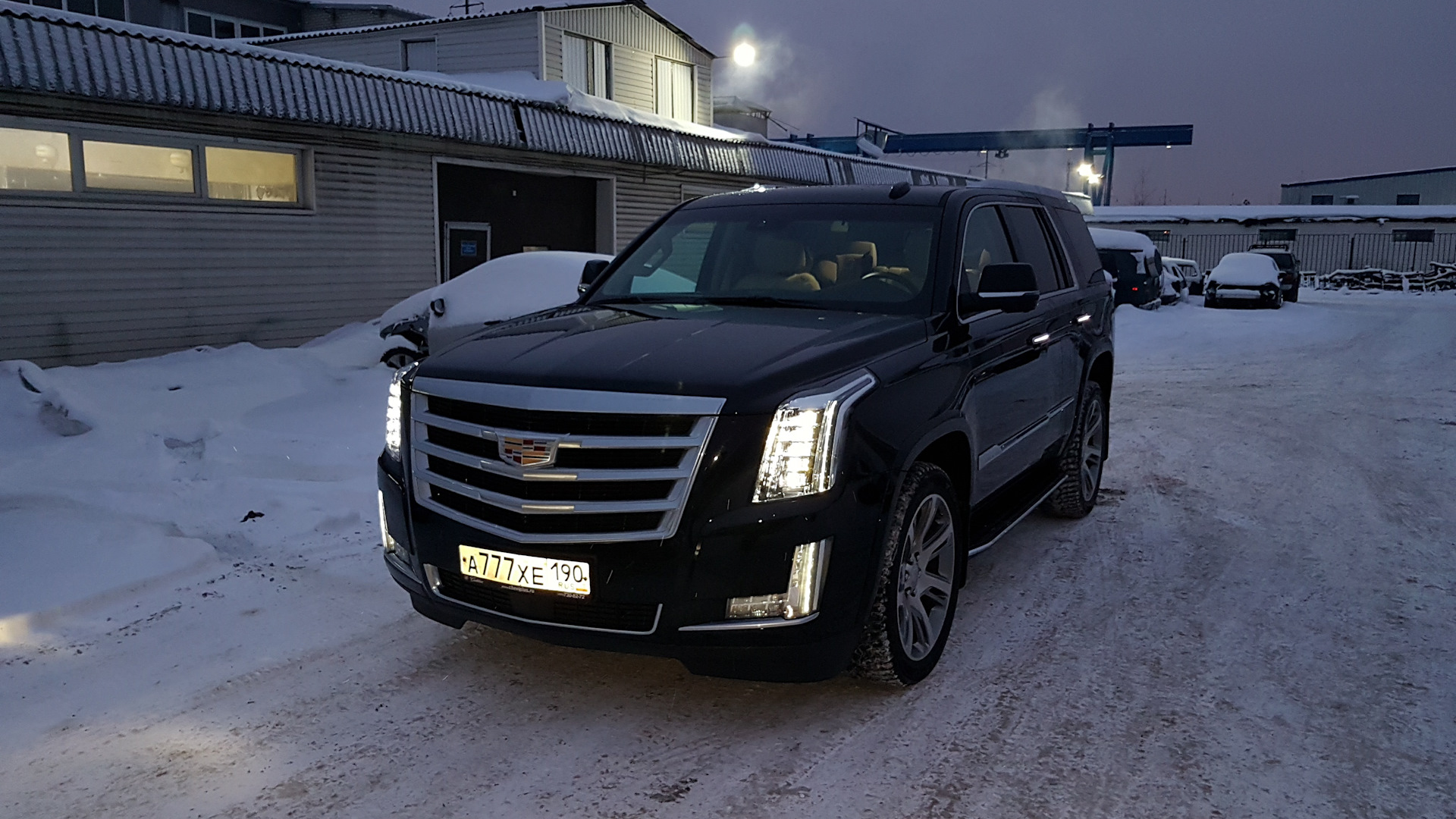 Черный Cadillac Escalade 2021 ночью