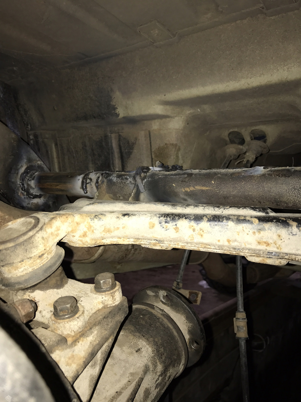 Отпускание А-образного рычага и удлинение продольных тяг на 3 см ...