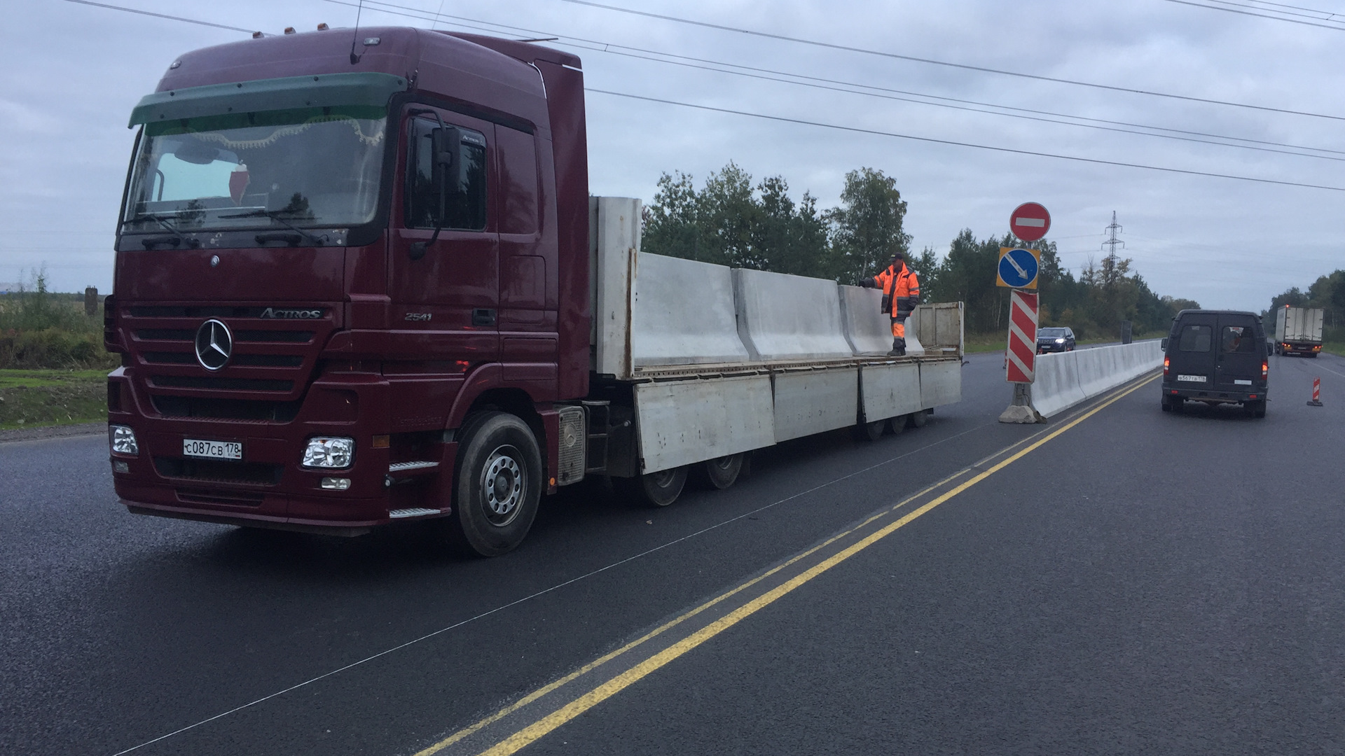 Водитель категории е санкт петербург. Мерседес шаланда. Actros шаланда. Водитель на шаланду в СПБ. Фото картинки с шаландами тремя мерсами.