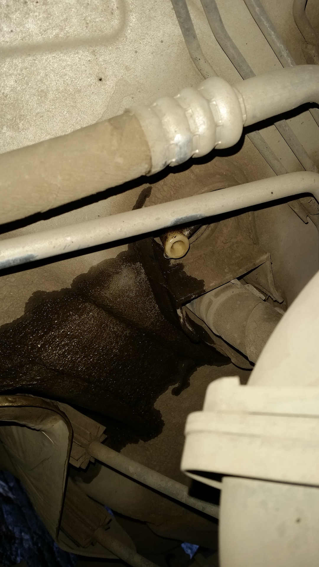 Где находится дренаж. Трубка слива конденсата ауди ку5. Дренажная трубка кондиционера toyota corolla. Дренажная труба конденсата на w211. Где находится дренаж.