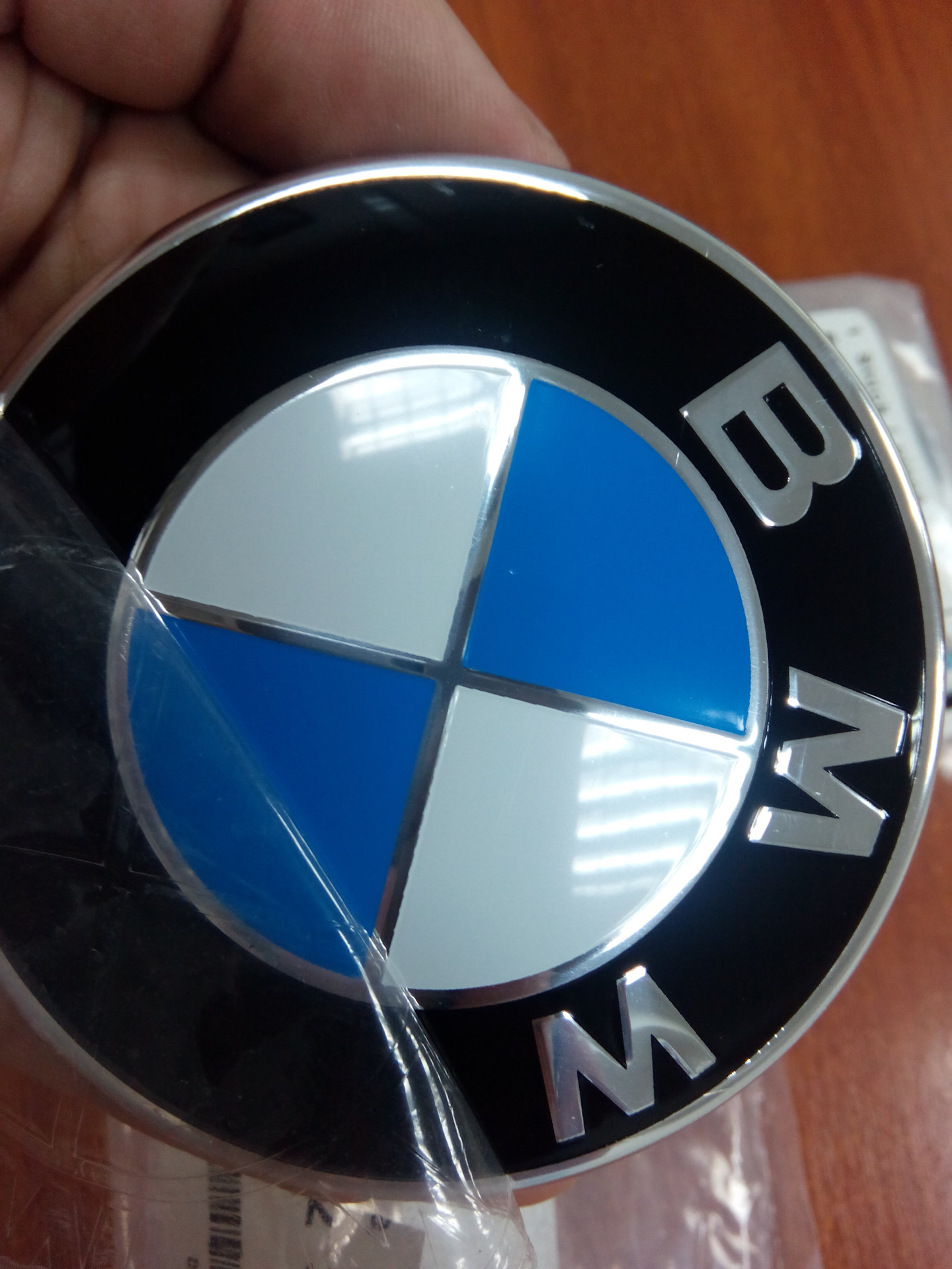 Е60 BMW значок на багажник