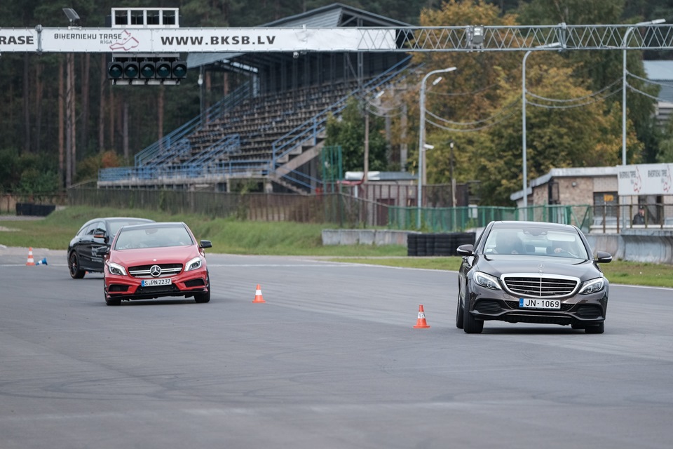 Экземпляр на котором проходил наш тест-драйв, кстати машину можно купить за 40 тысяч, для сравнения цена новой НЕ демо версии в данной комплектации = 58 тысяч евро. — Mercedes-Benz E-Class (W212)