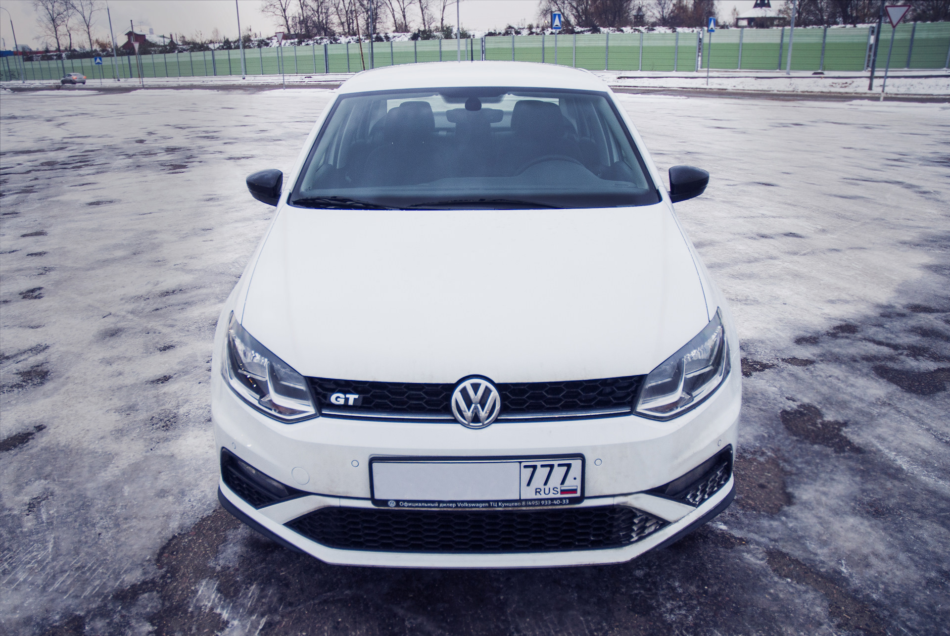 Р‘РµР»С‹Р№ VW Polo sedan gt