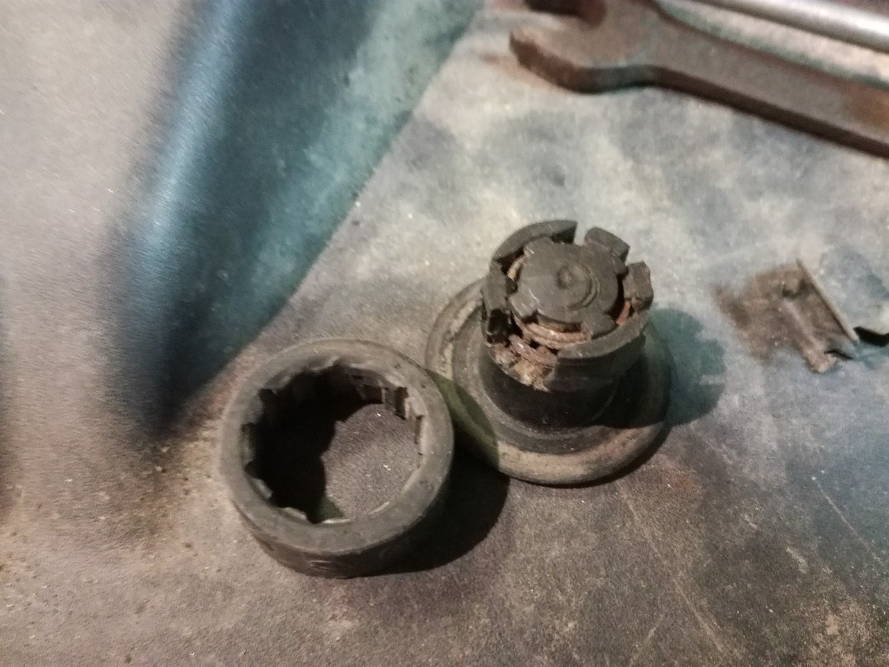 Механизм выбора передач фольксваген поло. Тросик мкпп поло седан 1. Механизм переключения передач поло седан. Скоба крепление шевроле авео. Ремкомплект мкпп фольксваген поло 1,2.