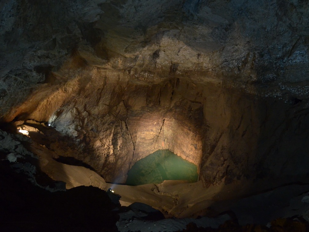Подземное озеро в туркменистане